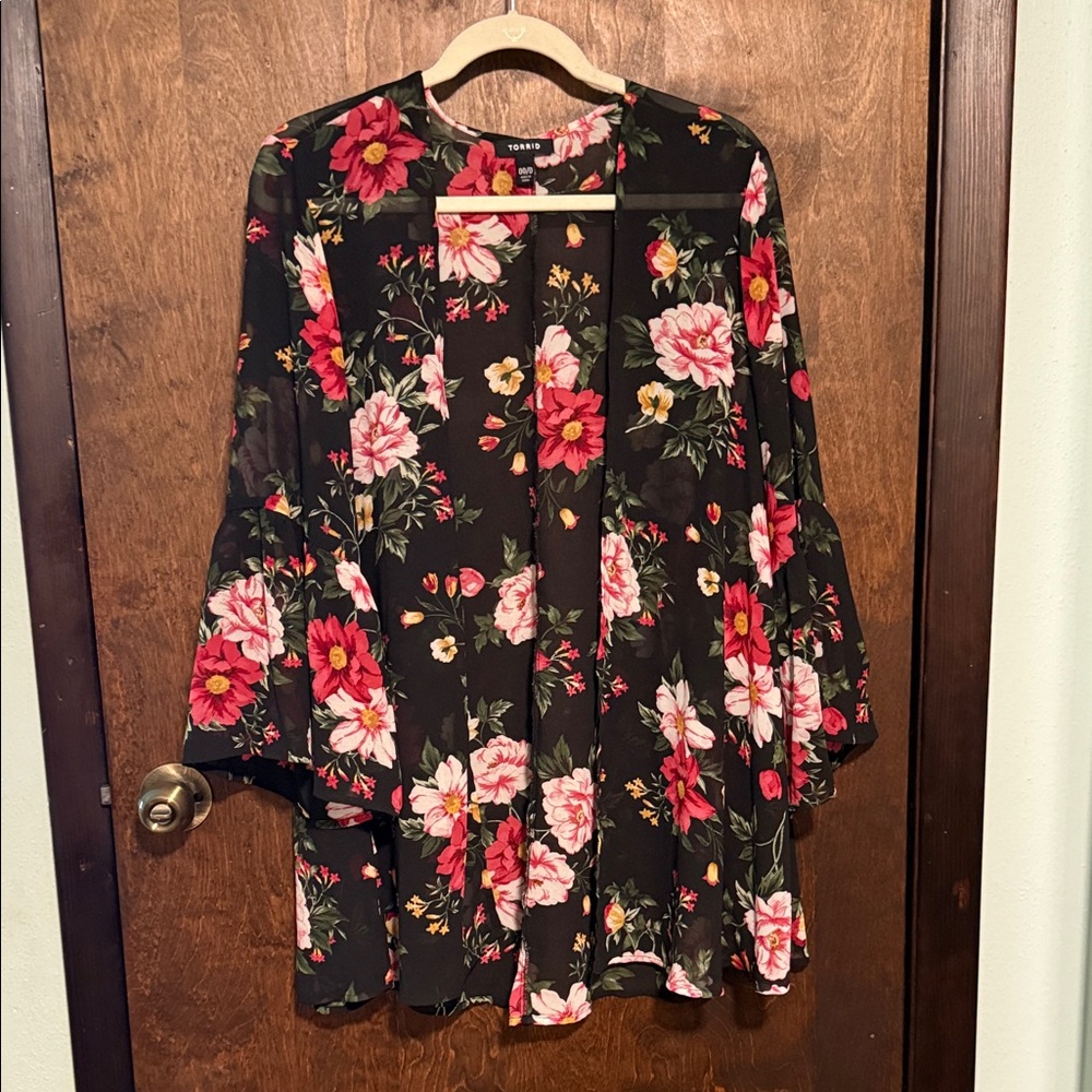 Torrid Black Floral kimono ruana with Pink Accents 00/0